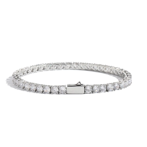 Gros plan détaillé d'un bracelet tennis en argent avec zircons et fermoir à ressort sûr