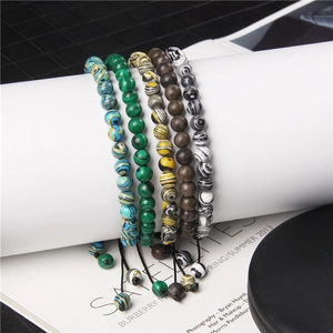 Detailansicht von fünf 6mm Natursteinperlen Armbändern mit verstellbarer Kordel