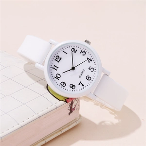 Reloj de cuarzo blanco minimalista con correa de silicona y números arábigos negros