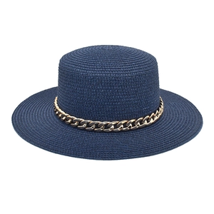 Détail d'un chapeau canotier bleu marine orné d'une grosse chaîne en métal doré