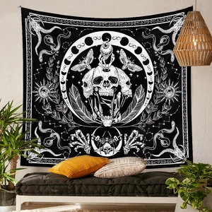Detailansicht des gotischen Wandteppichs mit Totenkopf, Mondphasen und Symbolen