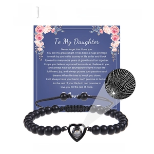 Bracelet de projection pour fille avec perles noires mates et pendentif cœur sur carte