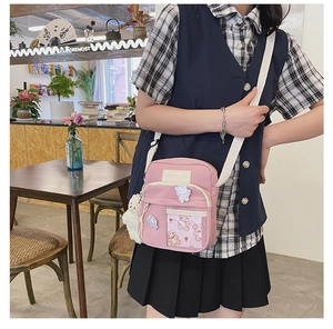 Sac bandoulière en toile rose avec écussons de dessins animés et porte-clés ours en peluche