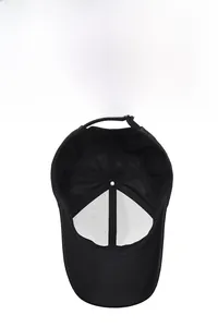 Détail de la doublure en mesh respirant et de la sangle réglable d'une casquette de baseball