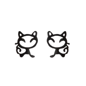 Primer plano de pendientes con silueta de gato negro en metal pulido minimalista