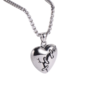 Retro heart-shaped pendant necklace in silver titanium steel with stitched punk design