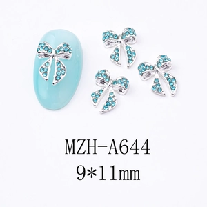 Gros plan de bijoux d'ongles nœuds 9x11mm avec strass bleu clair étincelants