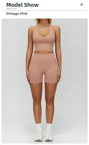 Détail du short sans couture taille haute et crop top à col V en rose rétro