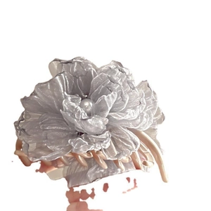 Eleganter Haarklammer mit lavendelfarbenen Netzblüten, Perle und champagnerfarbenem Clip