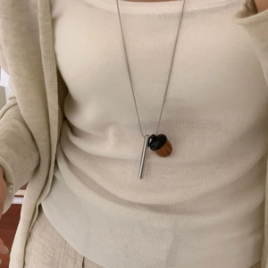 Collier bohème avec pendentif gland et barre argentée sur une chaîne minimaliste