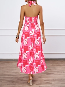 Détail d'une robe dos nu à fleurs avec design à lacets et jupe longue fluide