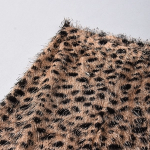 Gros plan macro sur la texture douce du tissu léopard en peluche et ses fibres