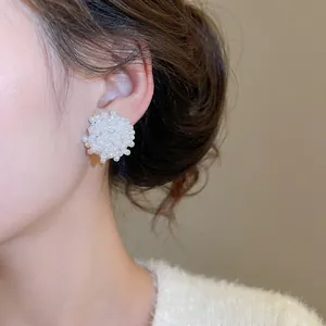 Boucles d'oreilles élégantes en grappe de perles blanches avec tiges en argent