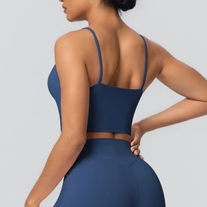 Détail d'une brassière de sport élastique à fines bretelles et legging assorti