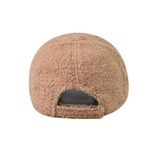 Dettaglio posteriore del cappellino da baseball color kaki in pile con cinturino