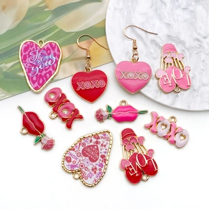 Vue à plat de breloques en émail en forme de cœur pour bijoux DIY de la Saint-Valentin
