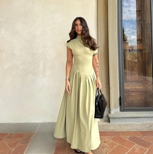 Elegante vestido largo verde claro con cuello alto elegante y dobladillo plisado