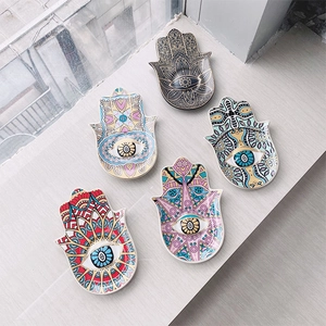 Bovenaanzicht van vijf Hamsa hand keramische schalen met Evil Eye voor sieraden