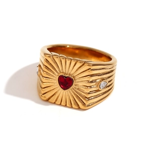 Anello retrò placcato oro 18K con gemma a cuore rosso e motivi a raggiera