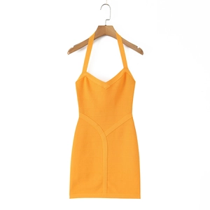 Détail macro de la robe en maille jaune à licou montrant la texture du tissu premium