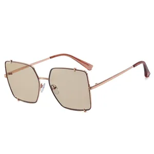 Occhiali da sole quadrati oversize in metallo oro rosa con lenti marroni sfumate