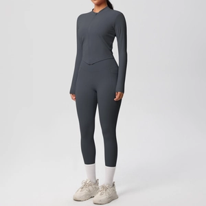 Détail de l'ensemble de yoga gris avec veste ajustée et legging de sport à taille haute