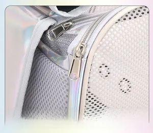 Détail macro de la double fermeture éclair sur le sac de transport holographique pour chat