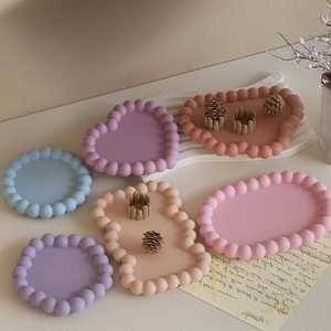 Pastel geometrische onderzetters in hartvorm met een elegant parelrandontwerp van hars