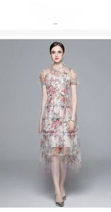 Détail d'une jupe à volants multicouche en tulle avec imprimé floral et taille ajustée