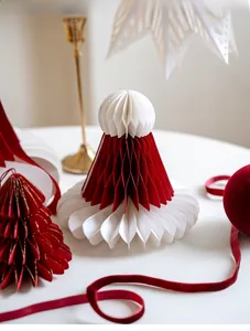 Détail d'un ensemble déco sapin et bonnet de Noël en papier nid d'abeille rouge et blanc