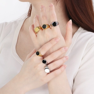 Bague chevalière en acier inoxydable plaqué or 18 carats avec résine noire mixte