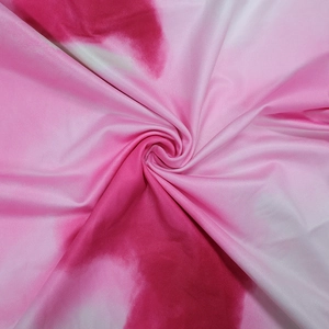 Détail macro de la texture du tissu tie-dye rose et blanc pour robe d'été
