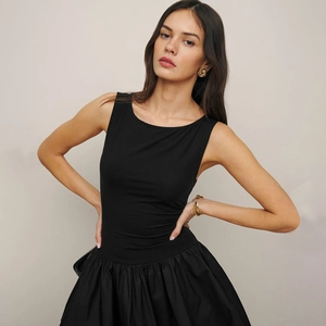 Elegante abito nero senza maniche con corpetto aderente e gonna svasata dalla linea fluida