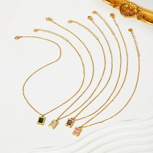 Collana in acciaio inossidabile placcato oro con ciondoli rettangolari in zircone colorati