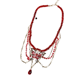 Collier luxueux en perles rouges avec pendentif papillon en cristal et pompons dorés