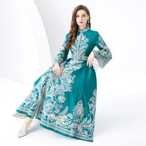 Robe longue bleu sarcelle à imprimé baroque, col montant et manches évasées