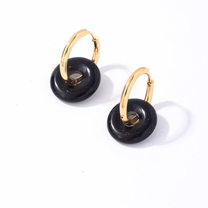 Détail des boucles d'oreilles dorées en acier inoxydable avec grès bleu étincelant