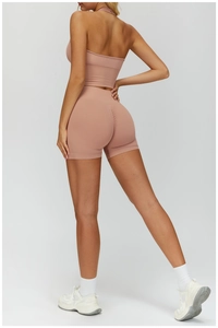 Détail de l'ensemble de sport rose sans couture avec débardeur et short effet push-up