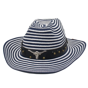Détail du chapeau de cowboy en paille rayé bleu et blanc avec emblème de taureau