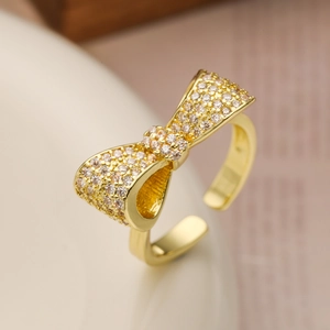 18K gold-plated bow ring with sparkling cubic zirconia in an adjustable open design
