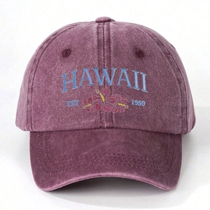 Dettaglio del ricamo ibisco Hawaii sul tessuto di cotone lavato del cappellino