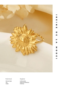 Gros plan détaillé d'une bague tournesol dorée aux pétales texturés sur céramique