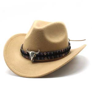 Détail d'un chapeau de cowboy en feutre kaki avec ruban ethnique et tête de taureau