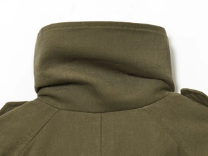 Détail du col d'une veste en toile vert olive avec coutures renforcées de style militaire