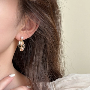 Boucles d'oreilles grappe en résine dorée avec perles sur mannequin, bijoux élégants