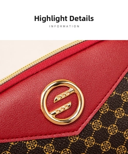 Vue macro du rabat rouge texturé avec motif monogramme trèfle doré et logo en métal