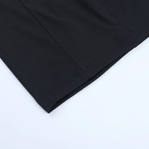 Gros plan sur les coutures en dentelle et l'ourlet de cette robe noire moulante à manches