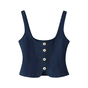 Camisole ajustée bleu marine avec boutons dorés et texture sergée sur blanc