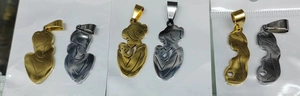 Détail de pendentifs silhouette mère et enfant en or et argent en acier inoxydable