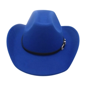Détail d'un chapeau de cowboy en feutre bleu avec bande en cuir noir et boucle argentée